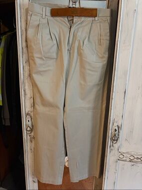 Dockers Men's Pleated Chinos in Light Beige 32 x 32